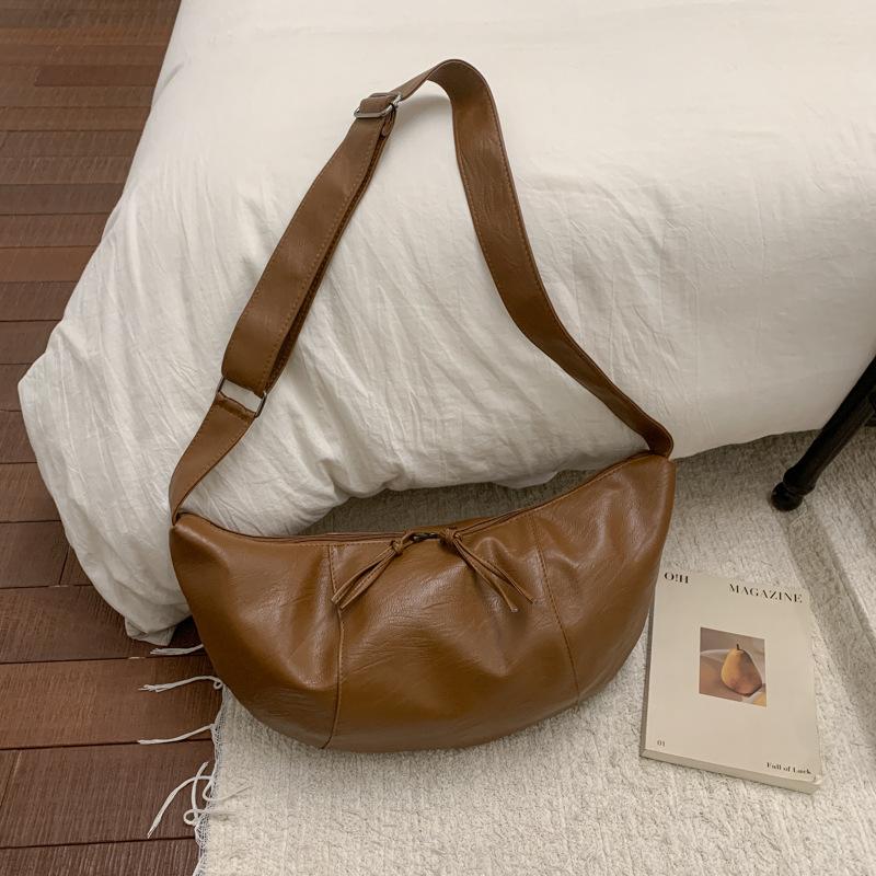 

Autumn and winter large-capacity high-end sense commuter messenger bag female niche light luxury brown dumpling bag коричневый