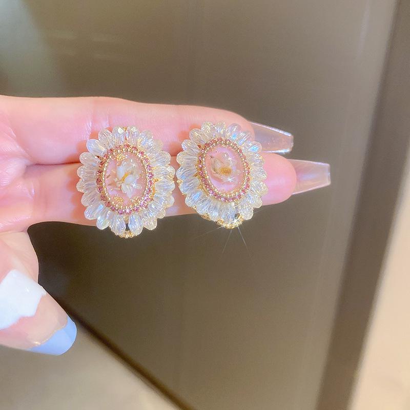 Boucles d'oreilles bohèmes roses à fleurs de perles de rocaille et pompons de perles