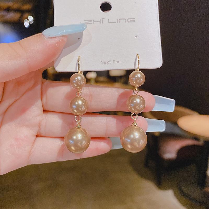 Orecchini alla moda con frange, lussuosi e sofisticati, dal fascino elegante. Lunghi Orecchini di Perle per uno Stile Versatile e Raffinato.