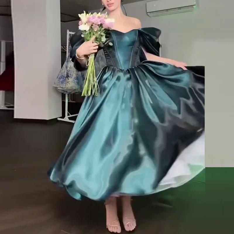 Eleganta satīna vakarkleita ar atsegtiem pleciem