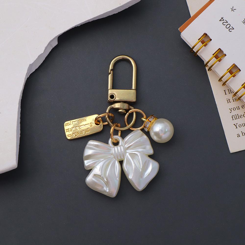 Niedlicher Perlenblumen-Schlüsselanhänger Glänzendes Muschelblatt-Schlüsselanhänger Metallanhänger Zubehör für Damen Auto Anhänger Taschenanhänger Schmuck