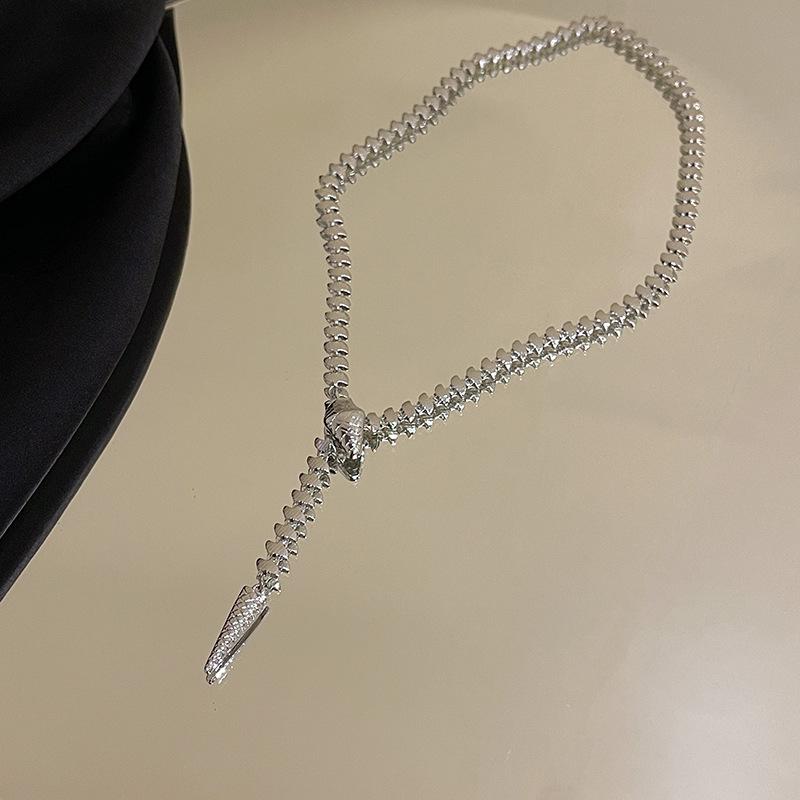 Colier Șarpe pentru Femei 2025 - Stil Nou Fierbinte, Design de Nișă, Choker Lung de Lux Ușor pentru un Aspect de Lanț de Pulover High-End