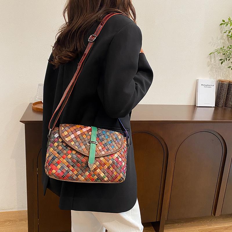 Niche handwoven bag femininity versatile color woven shoulder messenger bag premium pillow bag