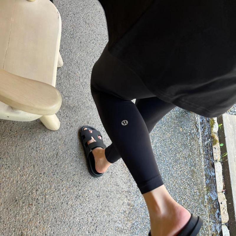 

Lulu Align Style Cropped Yoga Pants: Seamless, Bare Feel, Butt-Lifting, Slimming, Calf-Length. 2/S