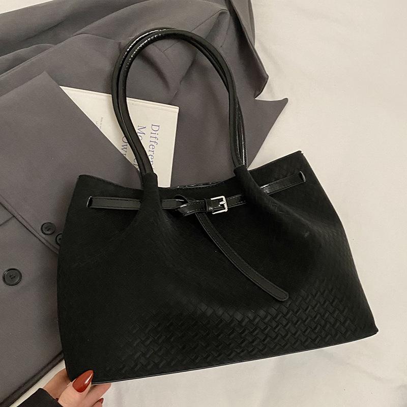 

Spring and summer new products are fashionable and gentle, simple temperament, underarm tote bag, commuting to work, versatile and advanced shoulder b