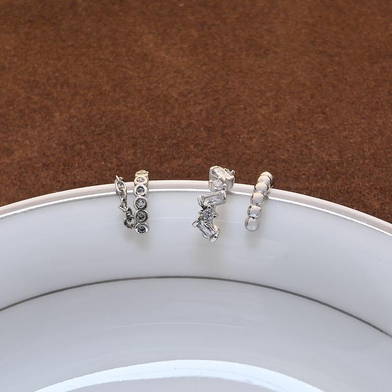 Retro Micro-set Zirconia Stud Earrings - High-end Earrings with Exquisite Design, Suitable for All Occasions.