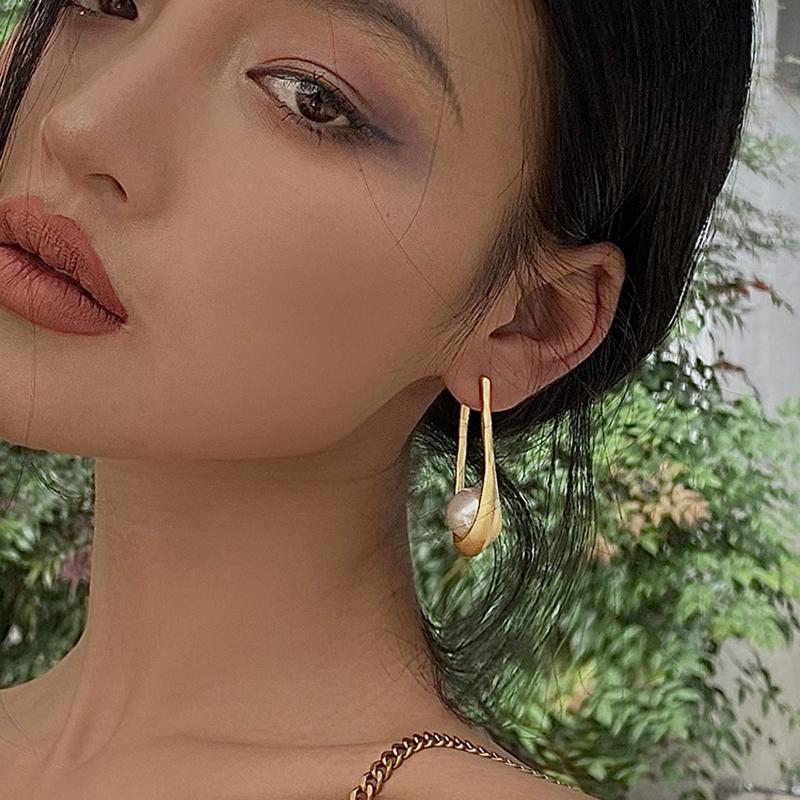 Luxury fashion Gold Color Unique Earrings Shell Pearl Hollow Drop Earrings Women Party Engagement Vintage Fashion Jewelry