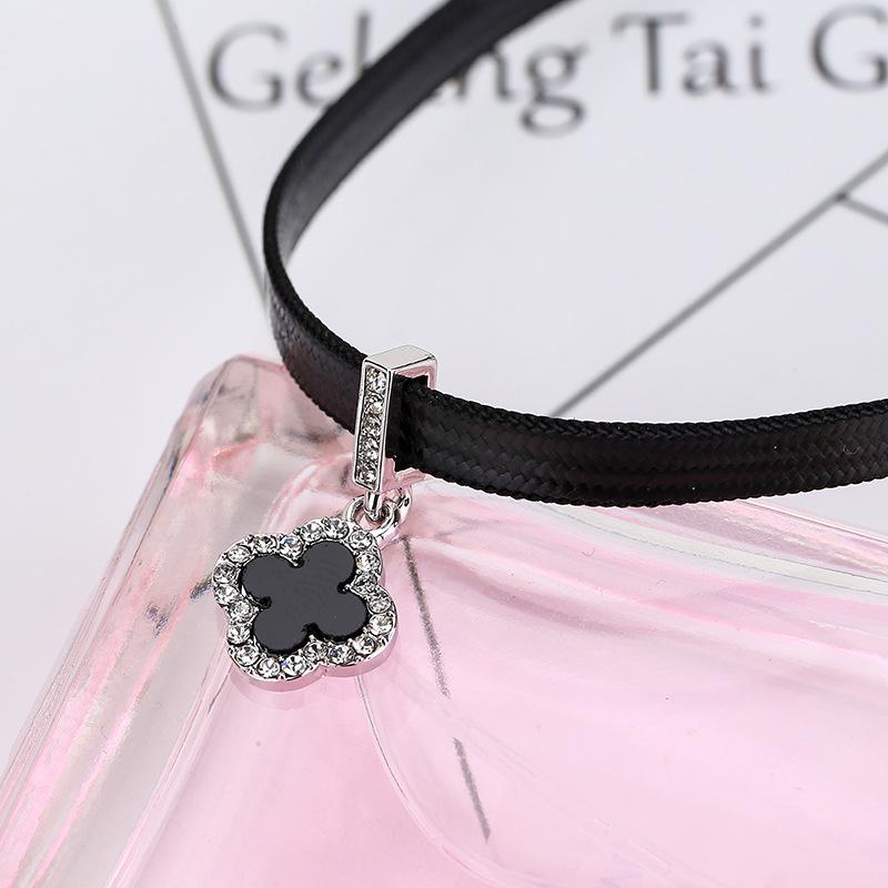 Trendy Black Four-Leaf Clover Choker Necklace – Versatile, Simple and Stylish Clavicle Chain for Women