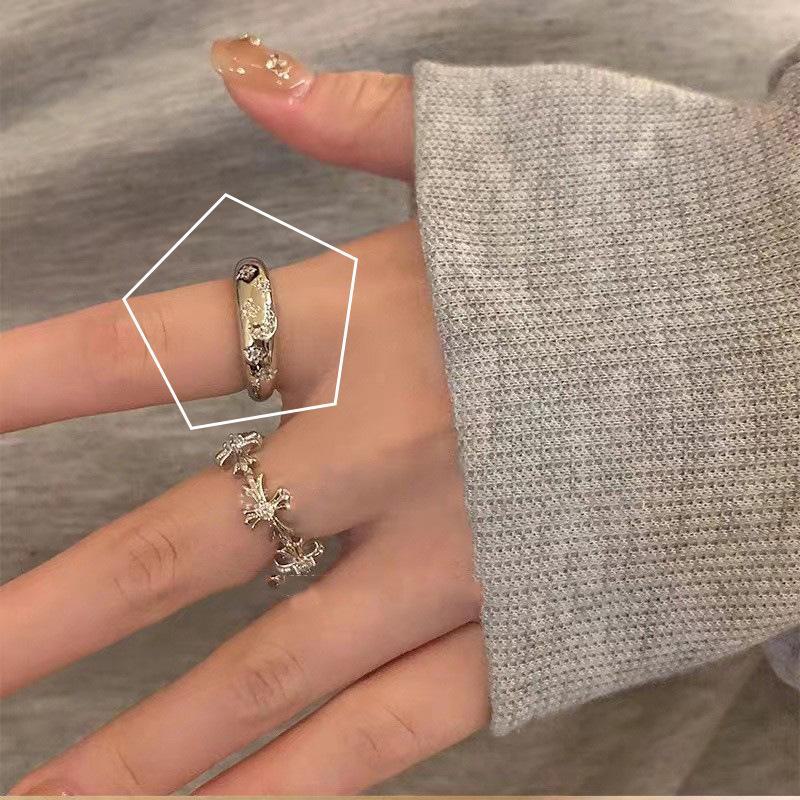 Personalisierter Damenring aus rosafarbener Metalllegierung – High-End, leichter Luxus, strukturiert, unregelmäßige Öffnung, trendiger Schmuck.