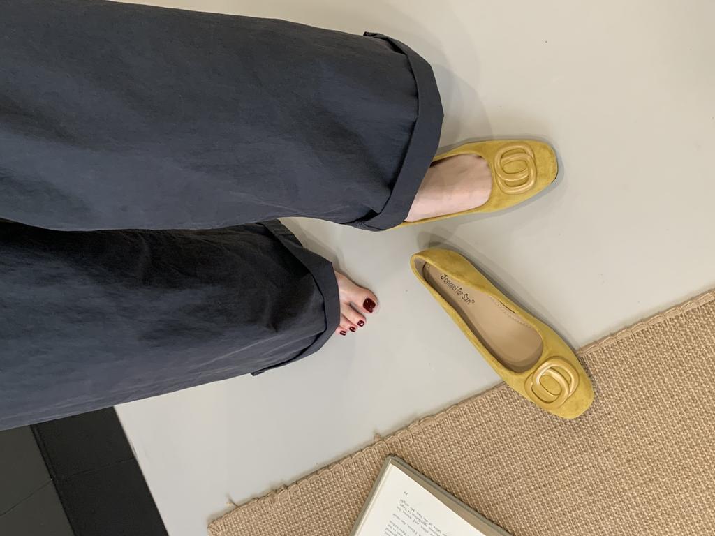 2025 neue kleine quadratische Wildleder-Slipper mit flachem Ausschnitt, vielseitig, dünn, Pendler, weiche Sohle, Fußbedecker, Damen-Einzelschuhe