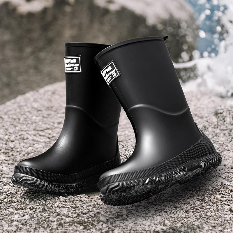 Medium tube rain shoes women s fashion adult outdoor wading non-slip waterproof shoes rainforest hiking Internet celebrity rain boots 36 чёрный