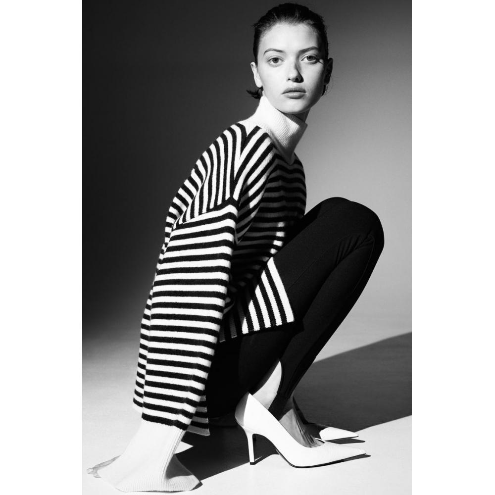 

Свитер-водолазка HM Oversized Кремово-черные полоски