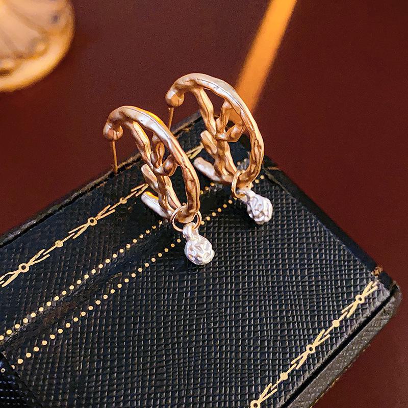 "Retro Silver Needle Irregular Pearl French Earrings - Niche Design and Fashionable"