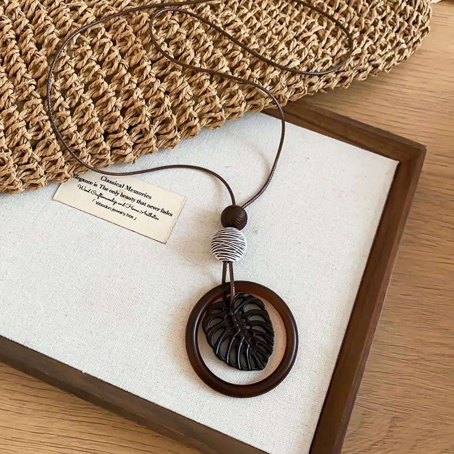 High-End Women's Retro Oval Geometric Resin Necklace