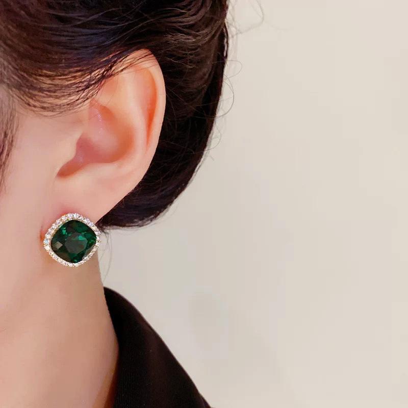 New retro ear clips without ear holes, crystal temperament versatile mosquito coil disc earrings, female mosquito coil disc zircon exquisite earrings.