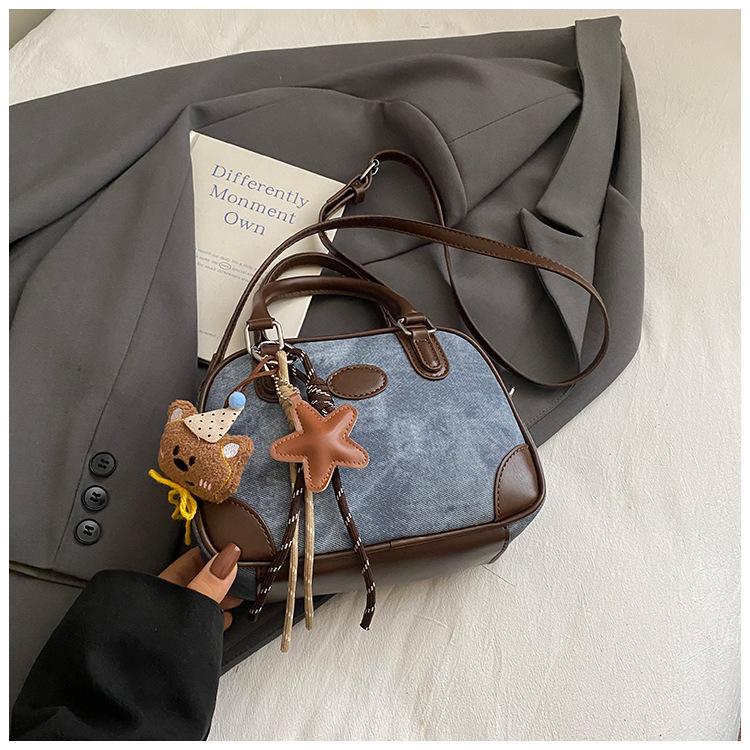 2025 autumn new single shoulder messenger bag small square bag simple portable high value retro women's niche fashion hand bag