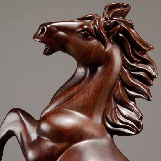 Holzpferd Figur Kleine Pferdestatue 2026 Chinesisches Neujahr Tierkreiszeichen Skulptur Feng Shui Büro Schreibtisch Ornament für Reichtum Glück