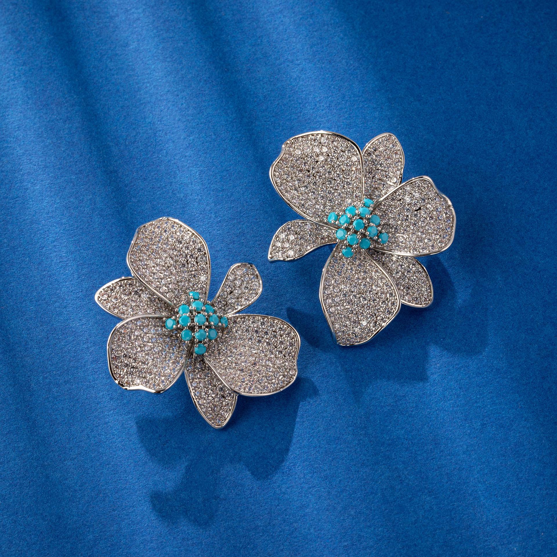 

Exquisite Goddess-Style Petal Earrings: Fashionable Light Luxury Slimming Studs for Women