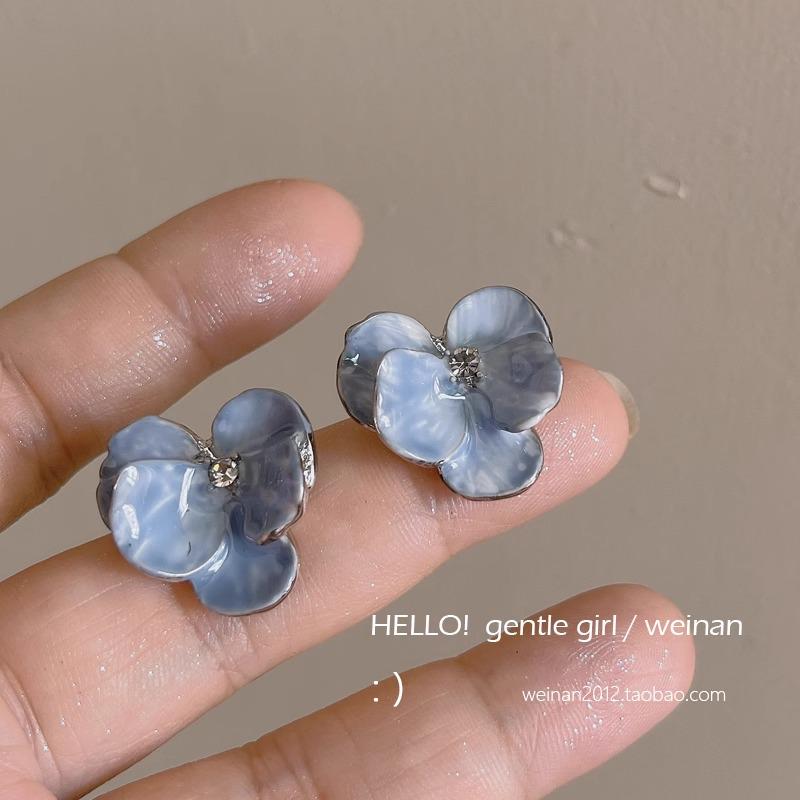 

Нишевые серьги-пусеты в виде цветка голубого ириса - Женский стиль высокого класса для летнего отдыха