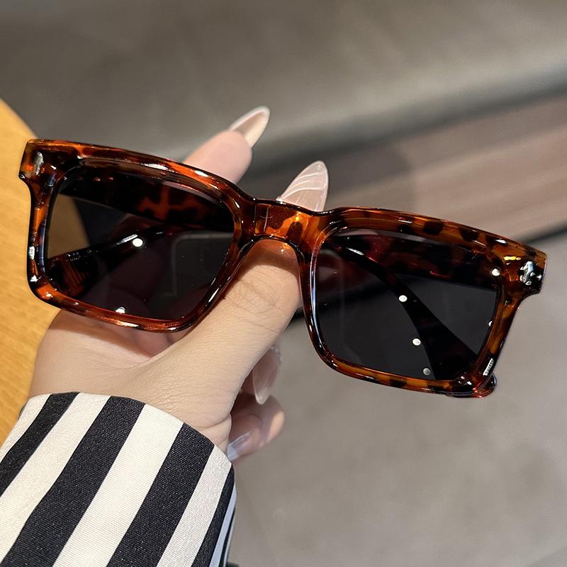 2024 New Square Rivets Fashion UV400 Sunglasses Men Women Shades Vintage Trending Sunglasses Travel Outdoor Fishing Glasses