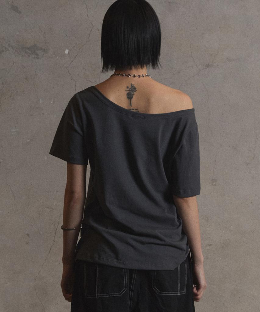 Garter Gallery Kiss Star Off Shoulder T-Shirts_Charcoal