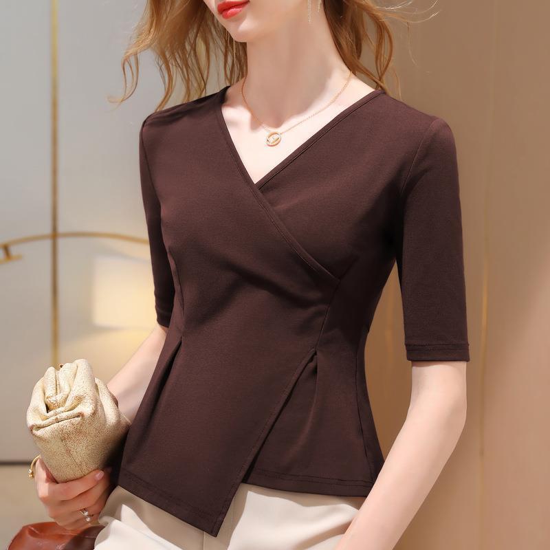 Asymmetrisches Damen-Baumwoll-T-Shirt mit V-Ausschnitt, schlankmachender Passform und gerafften Dreiviertelärmeln