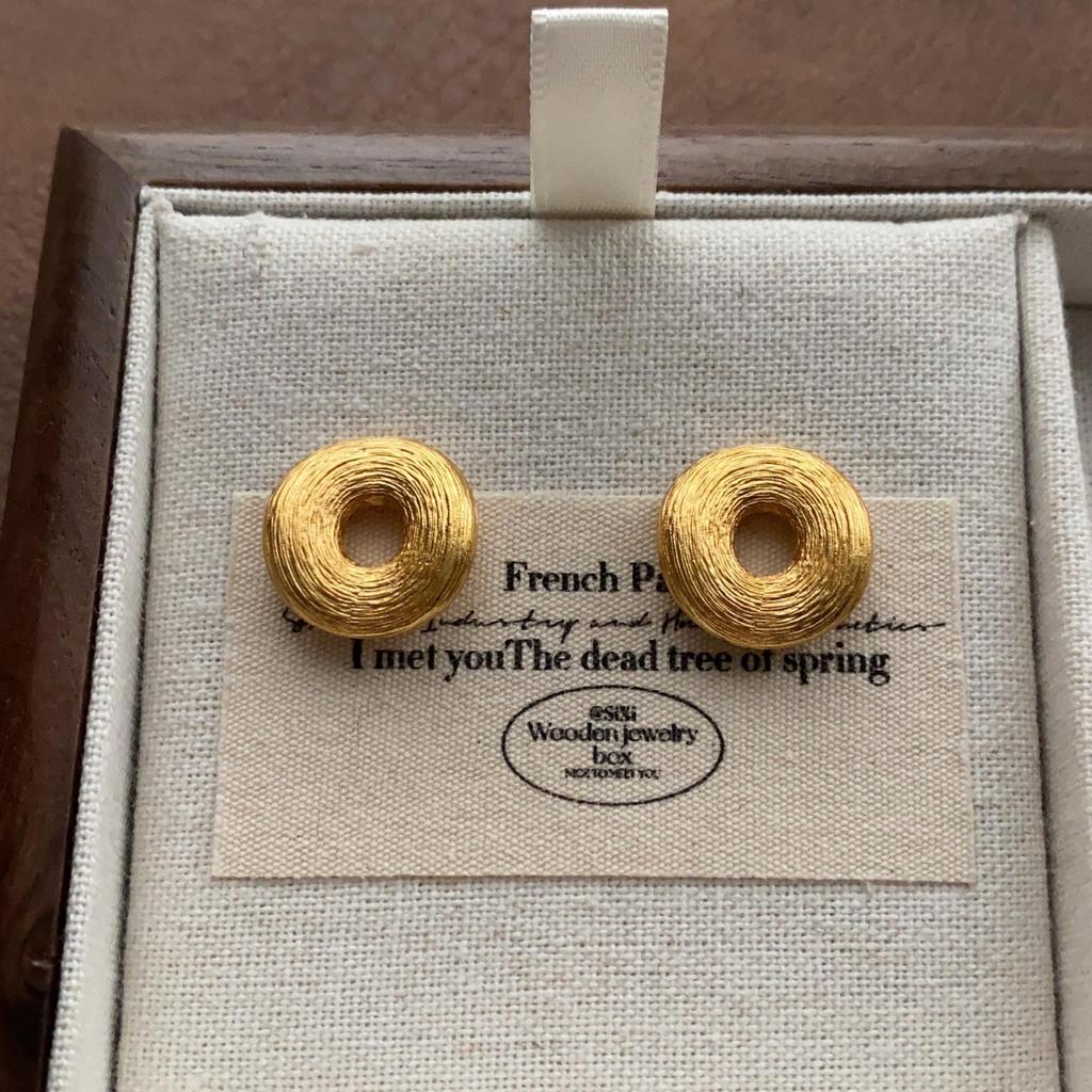 "Vintage Creamy Yellow Starfish Ear Clips: Elegant and Cute, Piercing-Free Sea Star Earrings"