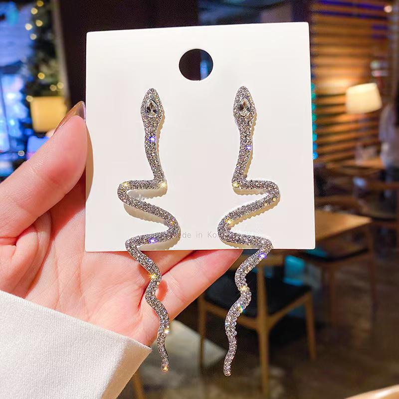 Chic Reflective Sequin Heart Dangle Earrings - Childlike Nightclub Fashion with Ear Hooks