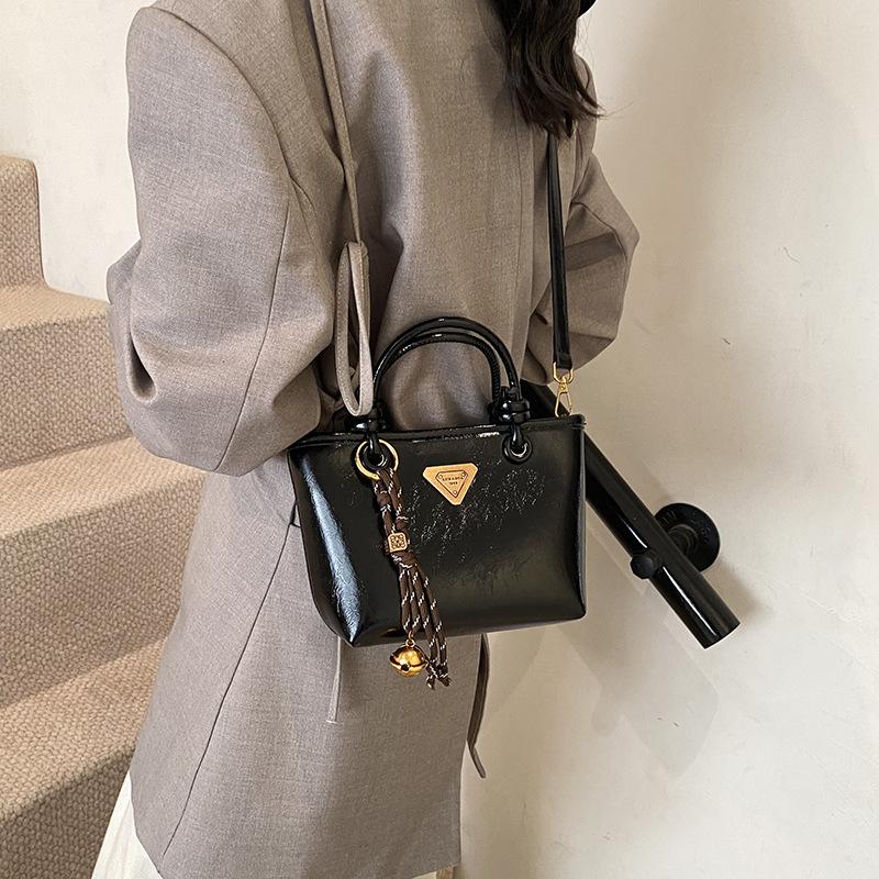 New 2025 premium retro women's portable bucket bag versatile commuter messenger bag