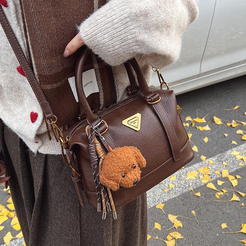 Winter Maillard retro portable bowling bag women's 2025 new fashion commuter versatile messenger pillow bag