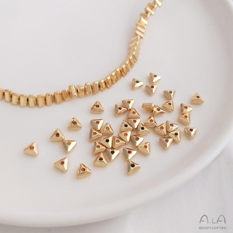 Pozłacane koraliki trójkątne: Jasne Złote/Srebrne, Małe Kruszone Złote/Srebrne Koraliki Dystansowe do DIY Ręcznie Robionej Biżuterii.