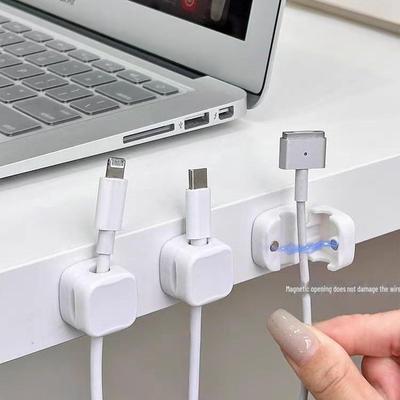 Zestaw magnetycznych organizerów wtyczek i kabli: Uchwyt biurkowy, uchwyt ścienny, kabel do ładowania samochodowego i uchwyt na dane bez ich śledzenia.