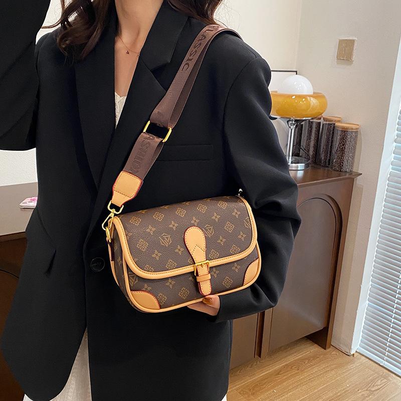 Retro printed underarm bag women's new women's bag commuting trendy and versatile going out single shoulder oblique span bag small square bag