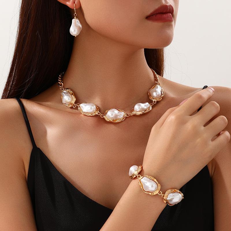 Trendy spesialformet perlesett, retro luksus temperament halskjede, øredobber, ringsett.