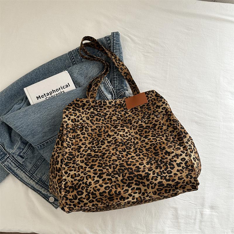 Fashion retro leopard print shoulder bag 2025 winter new personalized niche design simple literary tote bag