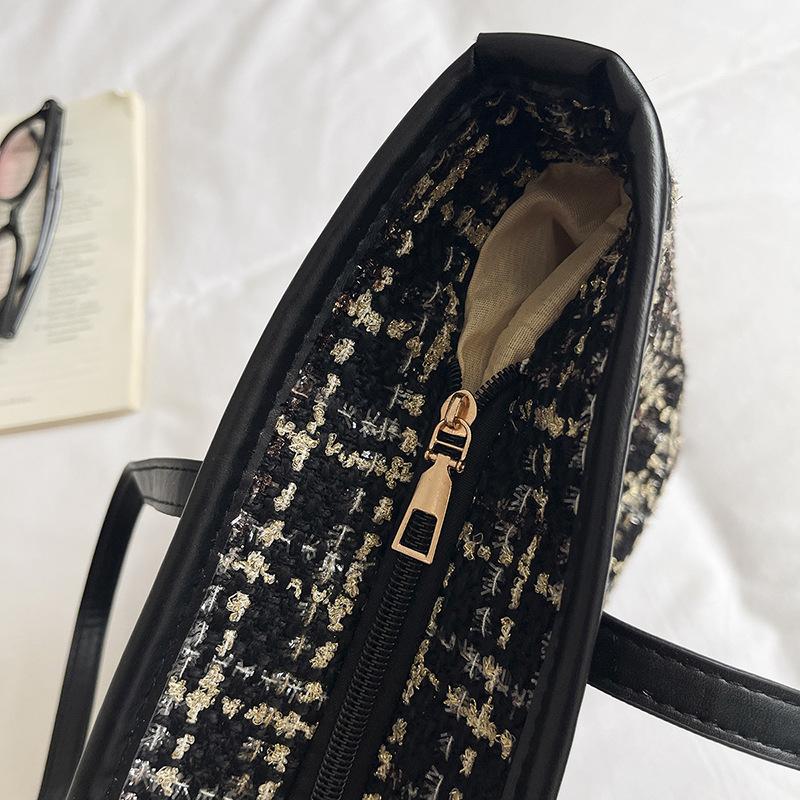 Tote Bag - Fashionable and Versatile Business Shoulder Bag for Ladies, with A Sophisticated Design and Suitable for Carrying.