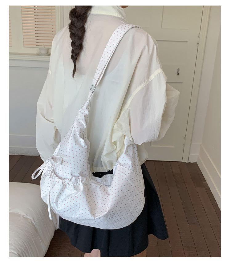 Schoudertas met Polka Dots in Koreaanse Stijl voor Dames - Gepersonaliseerde Geplooide Crossbody Tas voor Werk, Reizen en Uitjes.