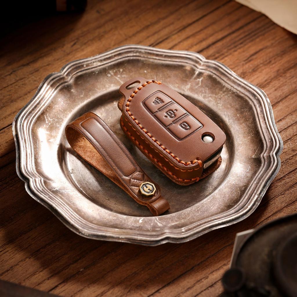 The key cover is suitable for Nissan folding key bag, genuine leather, handmade auto supplies.