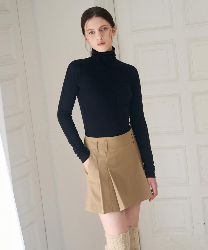 Deuloupisumeon Pintuck Turtleneck Long Sleeve Top [Ivory]
