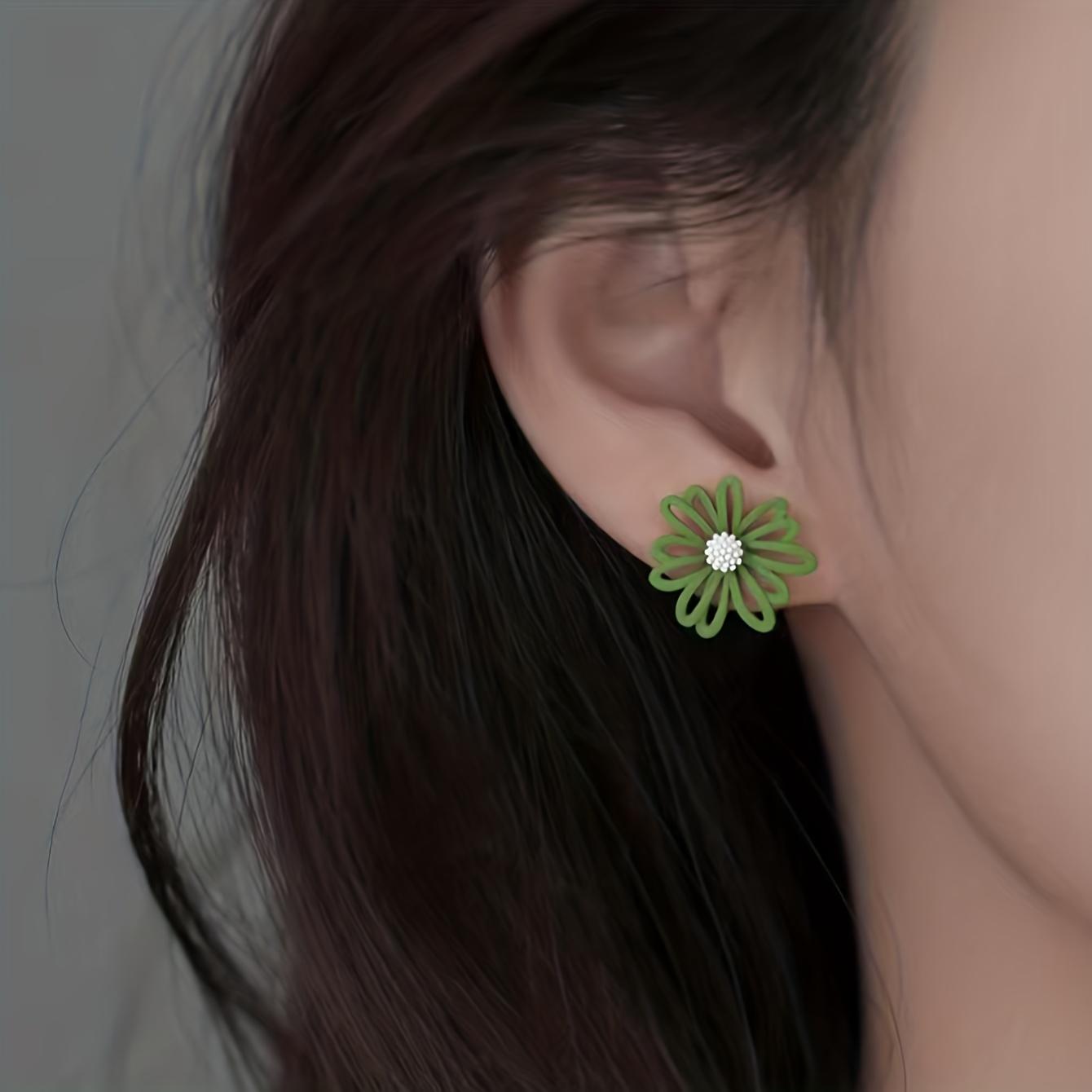 Элегантные асимметричные серьги-пусеты с цветком ромашки — очаровательный подарок — фото 2