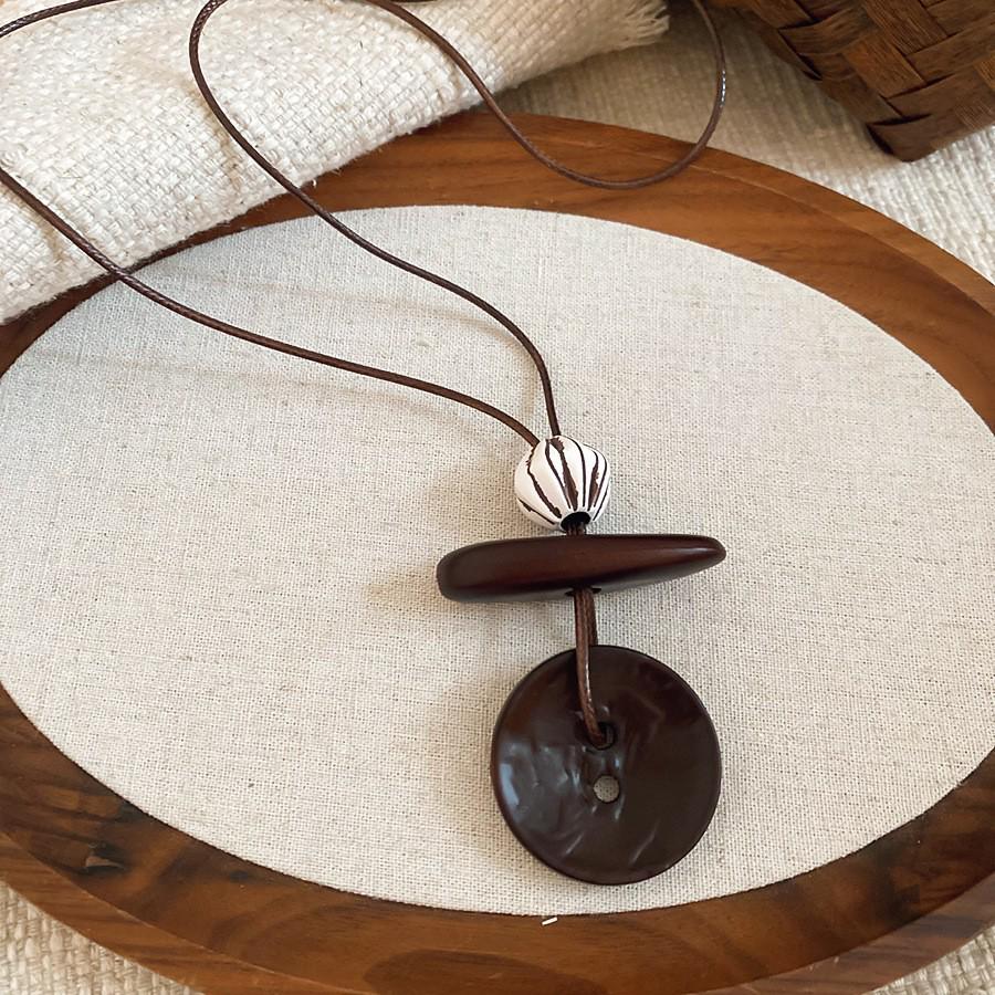 High-End Women's Retro Oval Geometric Resin Necklace