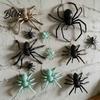 Dekorativa Spindlar för Pumpascener Halloween Hängande Dekorationer Plast Falska Spindelrekvisita Läskiga Krypande Prydnader Fönster Utomhus Träd