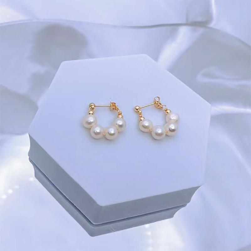 Natural freshwater pearl stud earrings, female silver needles, niche handmade design, simple and compact, high-end earrings, small fragrant style