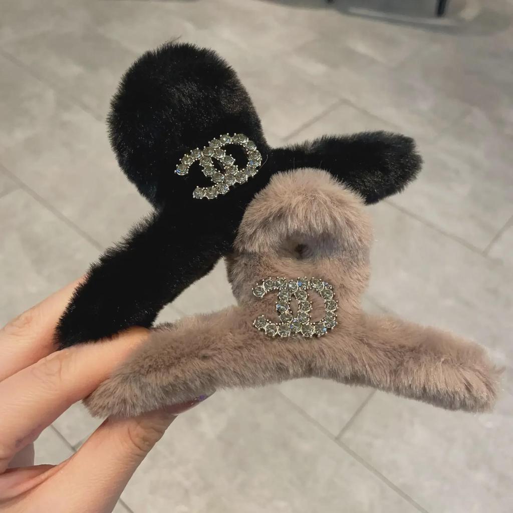 Jesienno-zimowa pluszowa spinka do włosów z imitacji futra królika z literą z cyrkonii