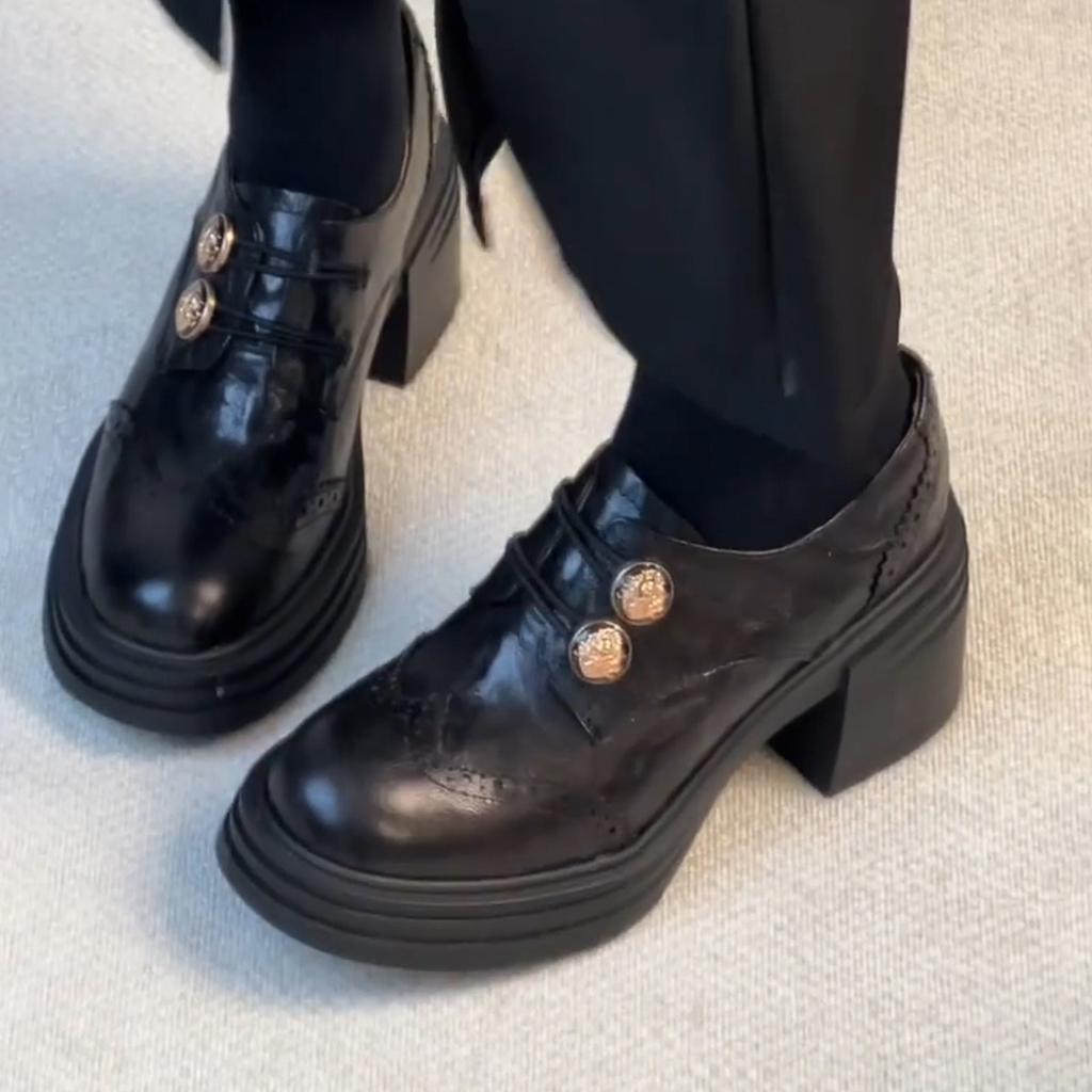 Schafsleder-Version~ Abzeichen Metallschnalle Retro Ein-Pedal Slipper Damen Rundkopf Dicksohlige Wasserdichte Tisch Hochhackige Kleine Lederschuhe