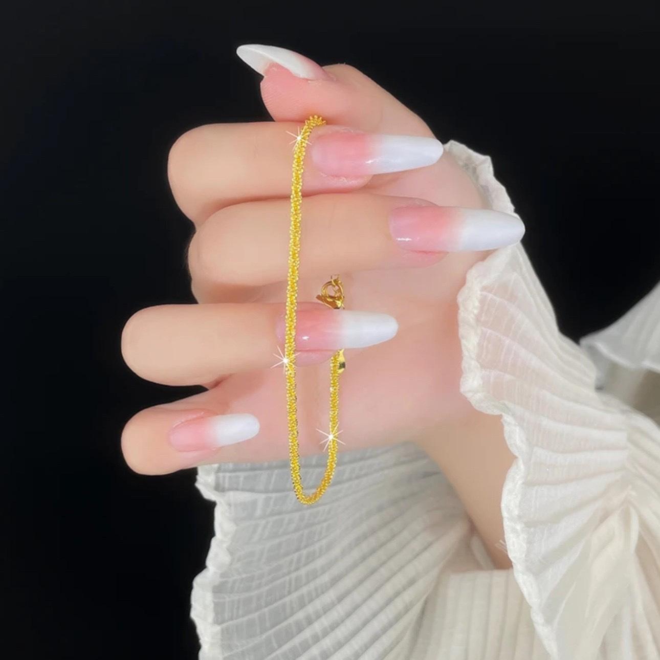 

Блестящий золотой браслет для женщин, элегантный, легкий и минималистичный дизайн, подходит как для повседневной носки, так и для особых случаев. золотой