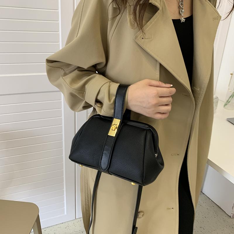 Fashionable Shell Handbag Women's Mini Shoulder Bag 2026 Stylish Personalized Crossbody Bag for Ladies Trendy Handbag