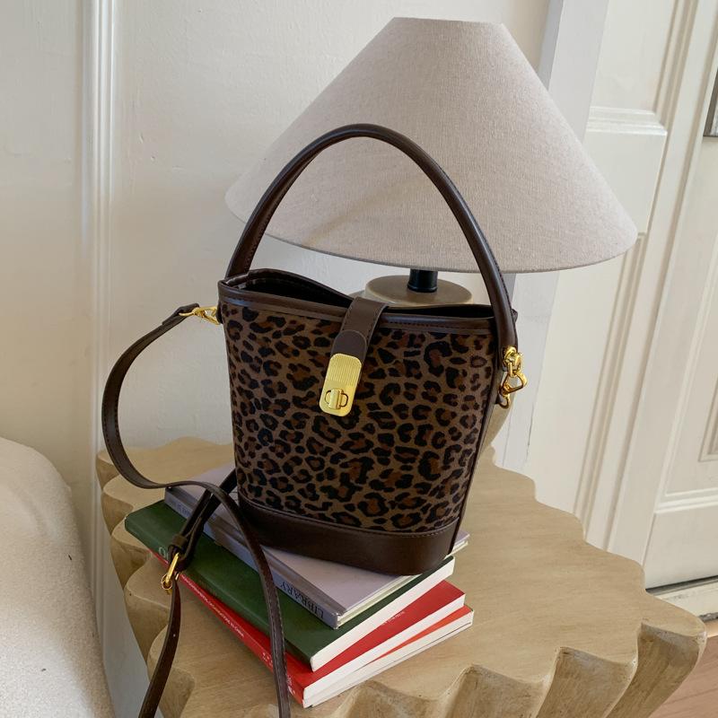 Niche simple leopard print fashion commuter handbag bag women's autumn and winter new messenger bucket bag