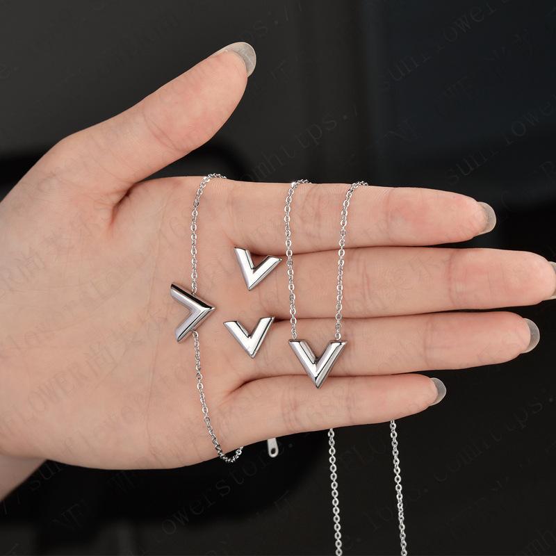 4pcs/set Stainless Steel Letter V Bracelets For Women Girl  Bangle  Jewelry Set  Gift For Birthday Party , Mothers Day
