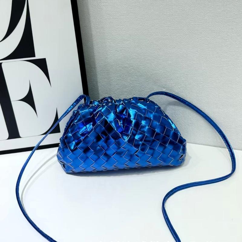 Neue plissierte gewebte Wolkentasche Nische Knödeltasche Windclip Weichleder Umhängetasche Wind